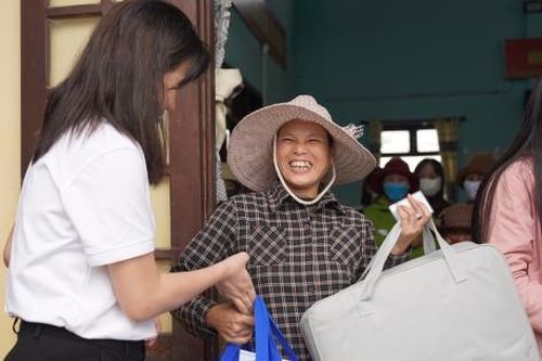 Đà Nẵng: Trao sinh kế cho hộ nghèo