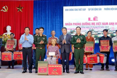 Binh chủng Tăng thiết giáp nhận phụng dưỡng 11 Bà mẹ Việt Nam anh hùng phường Điện Bàn Đông
