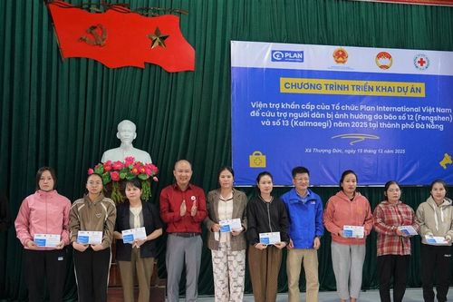 Plan International Việt Nam viện trợ hơn 1,8 tỷ đồng cho người dân bị ảnh hưởng thiên tai