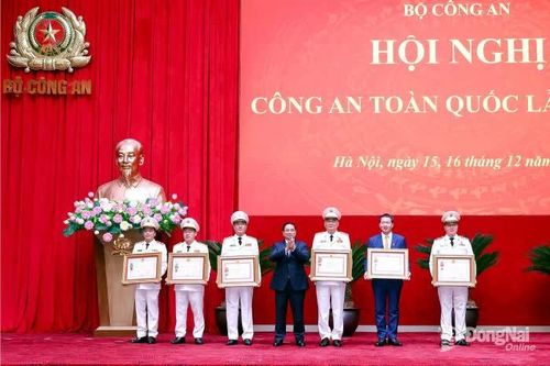 Bí thư Tỉnh ủy Vũ Hồng Văn được tặng thưởng Huân chương Quân công hạng Ba
