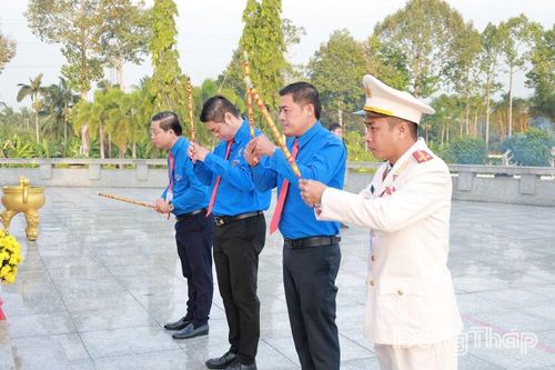 Đoàn đại biểu tham dự Đại hội đại biểu Đoàn TNCS Hồ Chí Minh tỉnh Đồng Tháp, nhiệm kỳ 2025 - 2030: Viếng Nghĩa trang Liệt sĩ tỉnh