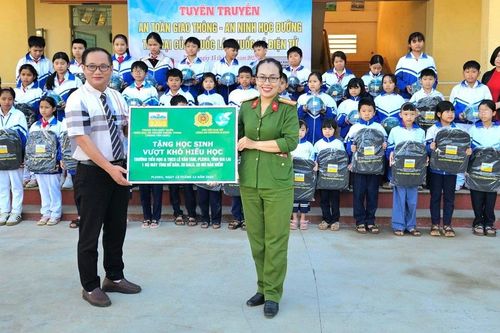Tuyên truyền an toàn giao thông, an ninh học đường tại Trường Tiểu học và THCS Lê Văn Tám