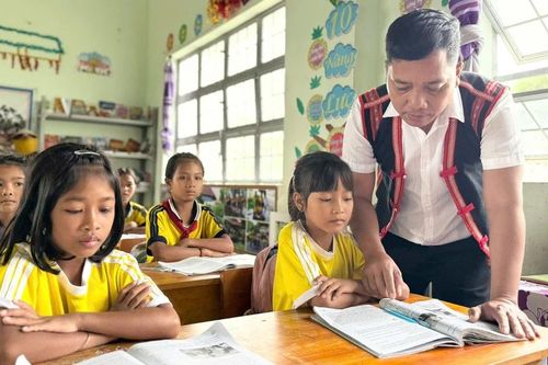 Thầy giáo Jrai 'đỡ đầu' nhiều học trò nghèo