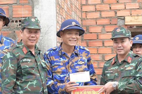 Quyết tâm đảm bảo chất lượng xây dựng, sớm bàn giao nhà để người dân ổn định cuộc sống