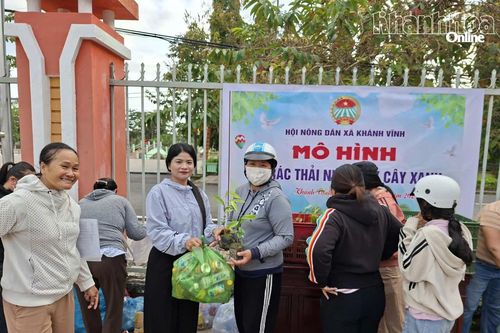 Hội Nông dân xã Khánh Vĩnh ra mắt mô hình 'Đổi rác thải nhựa lấy cây xanh'