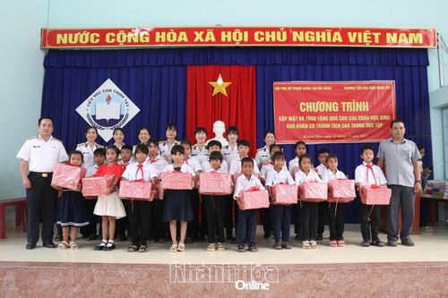 Hội Phụ nữ Trung đoàn 196 Hải quân trao quà cho học sinh vùng lũ