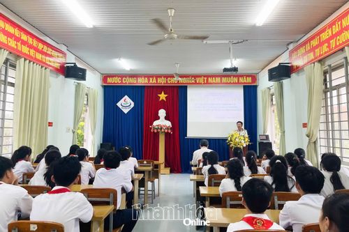 Tuyên truyền biển, đảo và truyền thống quân đội cho gần 400 học sinh, giáo viên