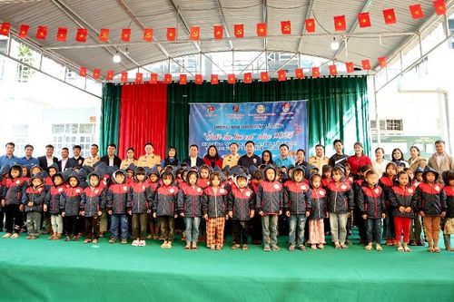 Chương trình tình nguyện mùa đông 'Sưởi ấm tim em' năm 2025