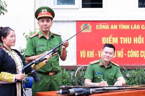 Công an xã A Mú Sung thu hồi 114 vũ khí, vật liệu nổ