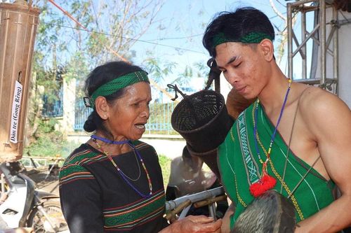 Tiếng chiêng theo bước chân người trẻ bon Bu Kóh