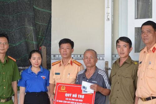 CSGT Lâm Đồng thăm hỏi, động viên gia đình nạn nhân tai nạn giao thông