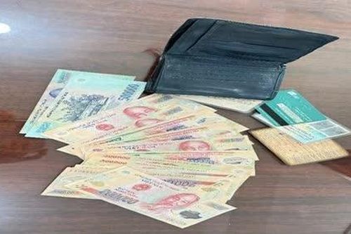Một học sinh trả lại gần 23 triệu đồng cho người đánh rơi