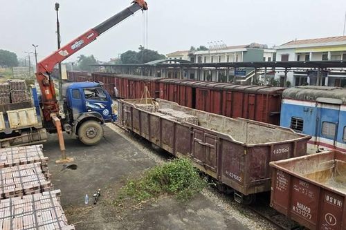 Đường sắt vận chuyển miễn phí 1 triệu viên gạch tiếp sức vùng lũ