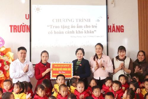 Trao tặng áo ấm cho trẻ mầm non tại Điện Biên