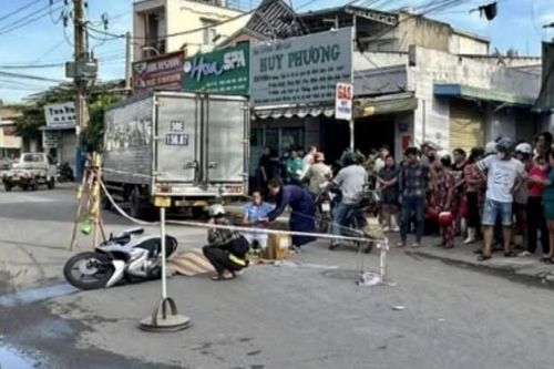 Bị xe tải tông tử vong vì tránh ba gác đậu ngược chiều