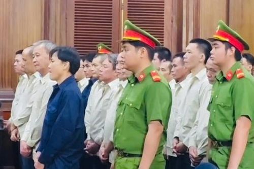 Xét xử 53 bị cáo trong vụ án buôn lậu 1,7 triệu lít xăng dầu