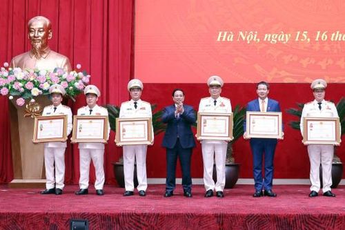 Thủ tướng Chính phủ Phạm Minh Chính trao danh hiệu 'Anh hùng Lực lượng vũ trang nhân dân' và các Huân chương cao quý