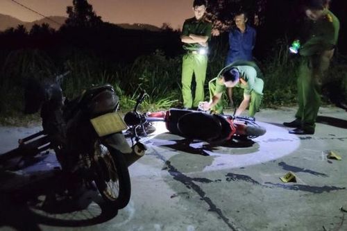 Xe máy va chạm với xe đạp điện từ trong nhà ra đường, 1 người tử vong
