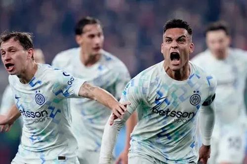 Inter Milan chiếm ngôi đầu bảng Serie A