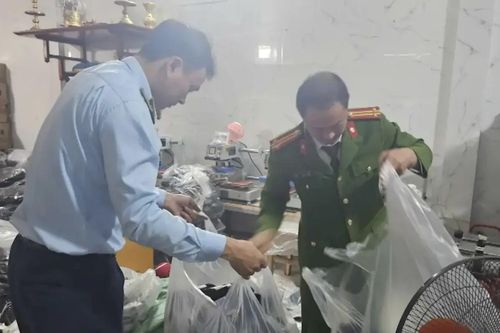 Thu giữ số lượng lớn hàng hóa có dấu hiệu giả mạo