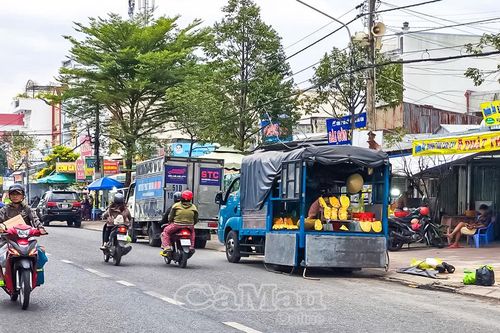 Xe tải chiếm lòng đường bán hàng, tai nạn rình rập