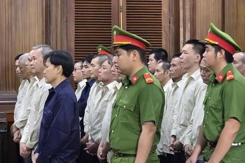 Xét xử các bị cáo trong đường dây buôn lậu 1,7 triệu lít dầu, trong đó có 6 cán bộ Hải quan