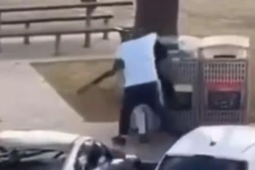 Video 'người hùng' xả thân tước vũ khí của kẻ xả súng ở Sydney