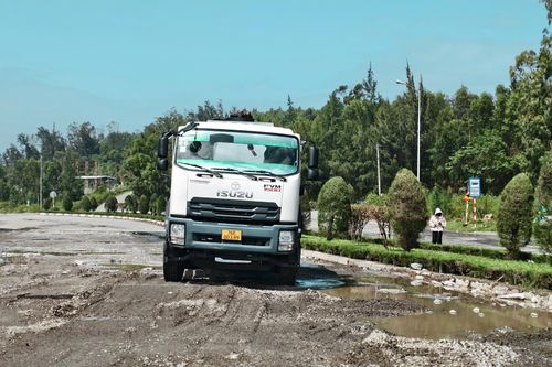 Ổ voi, ổ gà chi chít trên Quốc lộ 24C ở Khu kinh tế Dung Quất