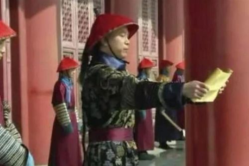 Cú lừa của phim ảnh: Thái giám phần lớn mù chữ nhưng luôn là người đọc chiếu chỉ