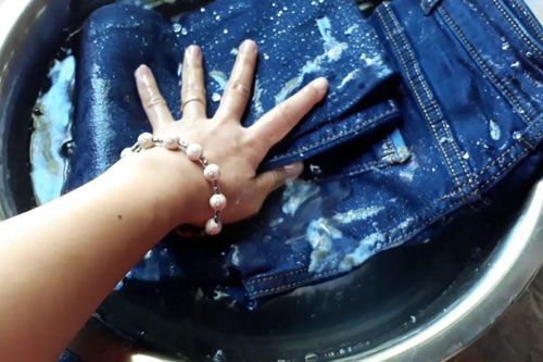 Nên giặt quần jeans sau mấy lần mặc?
