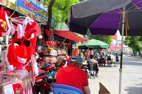 Tiểu thương ở TP.HCM 'đỏ mắt' chờ khách mua đồ trang trí Noel