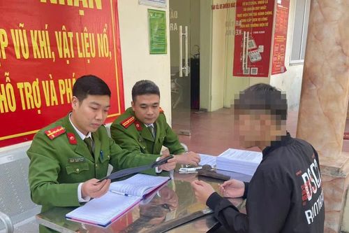Công an phường Nghĩa Đô siết chặt kiểm soát các hành vi liên quan đến vũ khí 'nóng' và pháo nổ dịp cuối năm