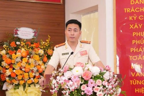 Người chỉ huy luôn gần dân, sát việc