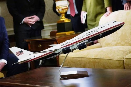 Không lực Một của ông Trump bị 'đội vốn' lên hơn 4,3 tỷ USD