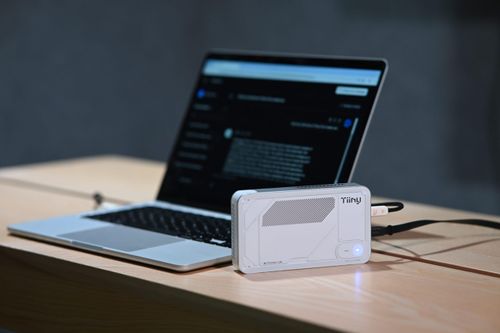 Máy tính AI nhỏ bằng cục sạc dự phòng