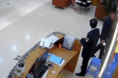 Quên thẻ ra vào, cư dân chửi bới, xô ngã bảo vệ chung cư