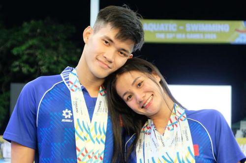Nữ kình ngư bật khóc ở SEA Games 33 khoe huy chương bên bạn trai