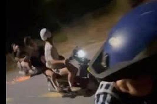 Clip: Nhóm người chạy xe máy nẹt pô, quệt chân chống tạo tia lửa trên đường