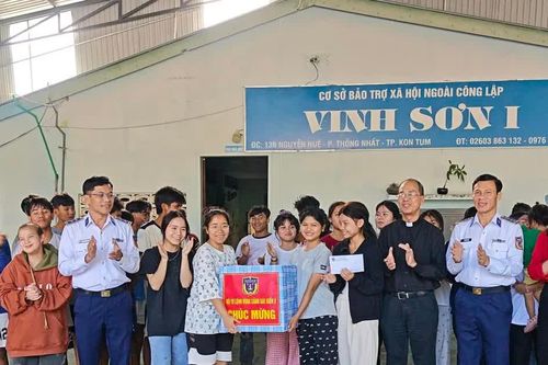 Vùng Cảnh sát biển 2 thăm, tặng quà đồng bào dân tộc, tôn giáo Quảng Ngãi dịp Giáng sinh