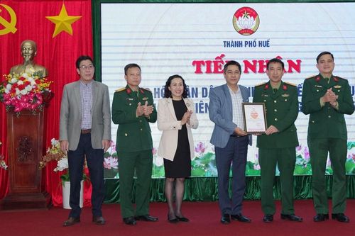 Quân ủy Trung ương - Bộ Quốc phòng tặng 1.000 suất quà cho người dân vùng lũ ở Huế