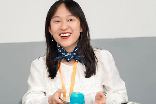 Lã Thanh Hà - mỗi tháng 'tặng cậu' một bài thơ