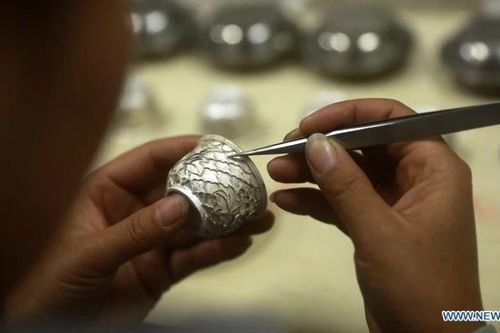 Ngày 16/12, giá bạc tiếp đà tăng mạnh