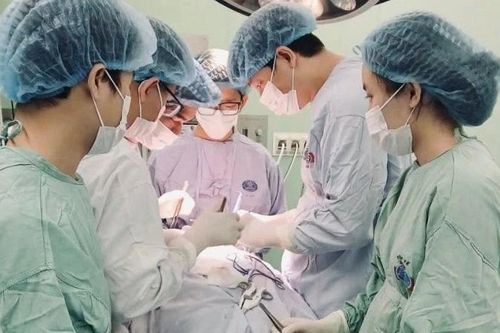 Chủ quan không đi khám, người bệnh nhập viện vì bướu giáp thòng lớn chèn ép khí quản