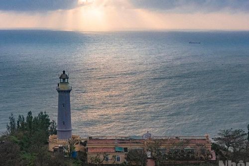 Đón ánh bình minh đầu tiên trên đất liền Việt Nam tại hải đăng núi Đại Lãnh