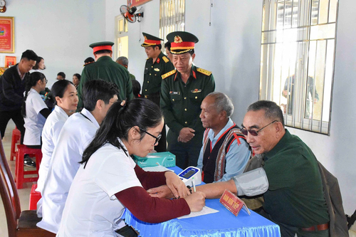 Đoàn Kinh tế - Quốc phòng 715 khám bệnh, cấp thuốc miễn phí và tặng quà nhân dân tỉnh Gia Lai