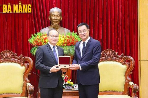 Kết thúc nhiệm kỳ, Tổng Lãnh sự Lào tại Đà Nẵng Souphanh Hadaoheuang chào xã giao lãnh đạo thành phố