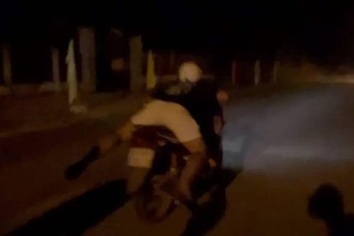 Công an làm việc với nhóm 'quái xế' biểu diễn trên yên xe
