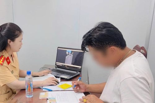 Mở đèn ưu tiên 'chen' với xe máy, tài xế nói lý do bất ngờ!