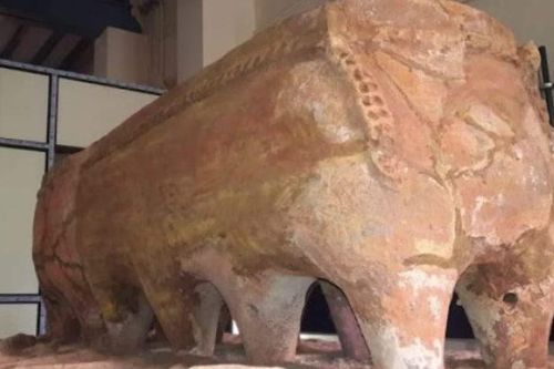 Phát hiện quan tài bằng đất nung 12 chân, chuyên gia sững sờ