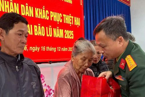 Bộ Quốc phòng trao 1.000 phần quà hỗ trợ người dân vùng lũ thành phố Huế